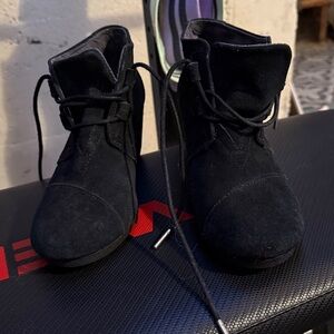 Tom's suede wedge boots